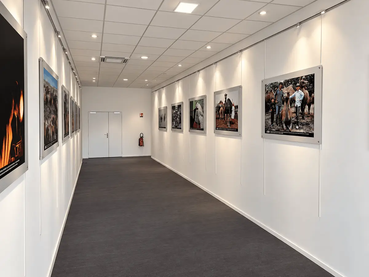 Impression grand format de photos d'exposition encadrées au cinéma Armor Ciné