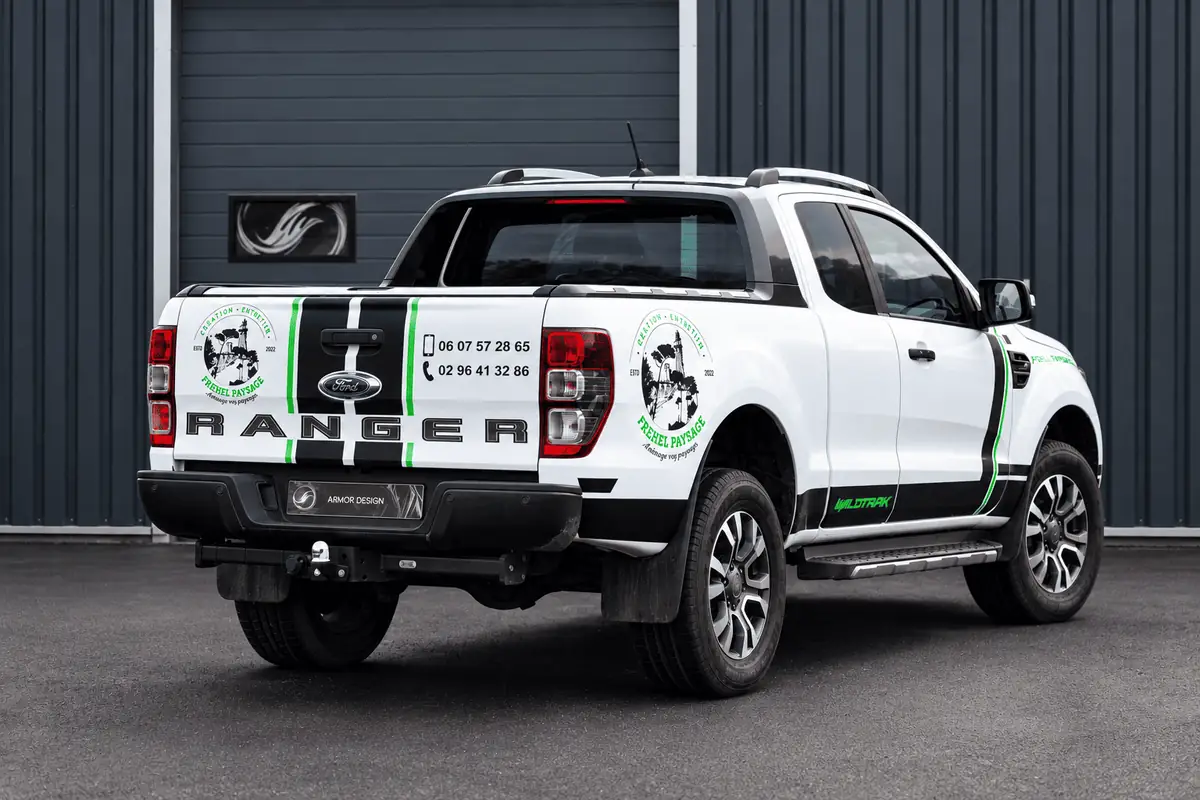 Covering publicitaire d'un pick-up blanc réalisé par Armor Design